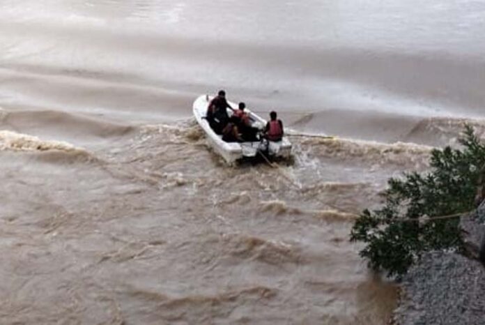 ಕೈಕೊಟ್ಟ ರಕ್ಷಣಾ ದೋಣಿ: ಗಂಗಾವಳಿ ನದಿ ಮದ್ಯೆ ಹೌಹಾರಿದ ಸಂತ್ರಸ್ಥರು!