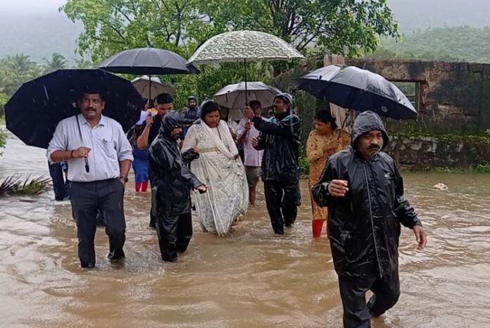 ಉತ್ತರ ಕನ್ನಡದಲ್ಲಿ ಭಾರೀ ಮಳೆ : ಜಲಾವೃತ ಸ್ಥಳಕ್ಕೆ ಶಾಸಕಿ ರೂಪಾಲಿ ಭೇಟಿ, ಸಂತ್ರಸ್ಥರಿಗೆ ಸಾಂತ್ವನ