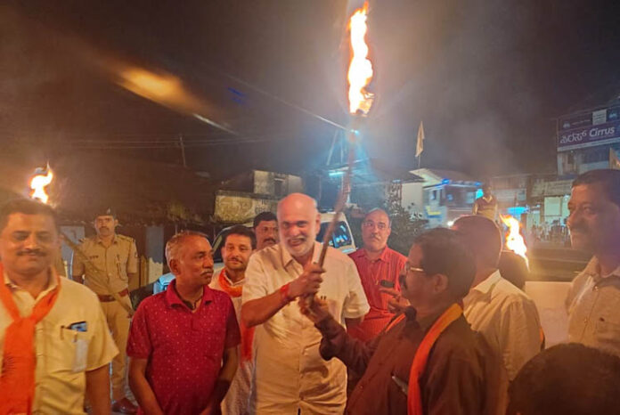 ಅಖಂಡ ಭಾರತ ಸಂಕಲ್ಪ ದಿನ: ಯಲ್ಲಾಪುರದಲ್ಲಿ ಪಂಜಿನ ಮೆರವಣಿಗೆ