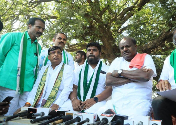 ಕೇಸರಿ ಬಟ್ಟೆಯಲ್ಲಿ ರಾಜಕಾರಣ ಮಾಡುತ್ತಿರೋ ಬಿಜೆಪಿ: ಕುಮಾರಸ್ವಾಮಿ ವಾಗ್ದಾಳಿ