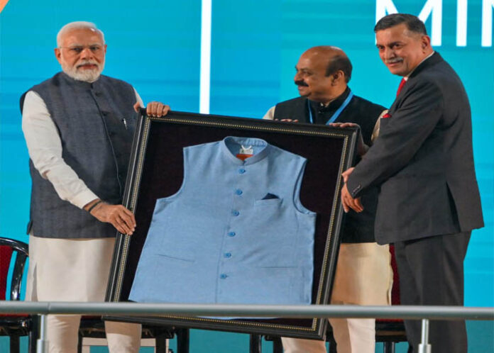 ಪ್ರಧಾನಿ ಮೋದಿಗೆ ಪ್ಲಾಸ್ಟಿಕ್ ತ್ಯಾಜ್ಯದಿಂದ ತಯಾರಿಸಲಾದ ಹಾಫ್‌ಕೋಟ್ ಗಿಫ್ಟ್!