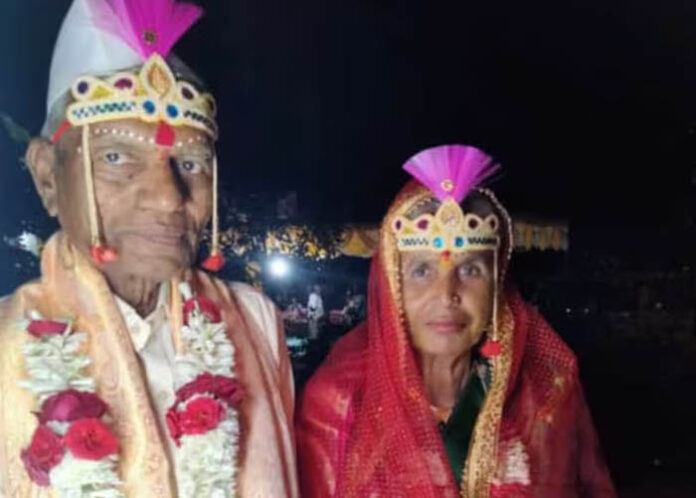 ಇವರ ಭೇಟಿ ಕಾಲೇಜ್ ಅಥವಾ ಕೆಲಸದ ವೇಳೆ ಆಗಿಲ್ಲ, ಬದಲಾಗಿ ಭೇಟಿ ಆಗಿದ್ದು ವೃದ್ಧಾಶ್ರಮದಲ್ಲಿ. ಹೌದು, ವೃದ್ಧಾಶ್ರಮದಲ್ಲಿ ಭೇಟಿಯಾಗಿ, ಪರಸ್ಪರ ಸ್ನೇಹ, ಪ್ರೀತಿ ಆದಮೇಲೆ ಮದುವೆ ಮಾಡಿಕೊಳ್ಳೋದಕ್ಕೆ ಜೋಡಿ ನಿರ್ಧಾರ ಮಾಡಿದೆ. 