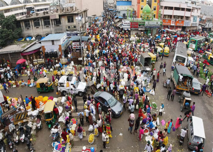 ಹೂವು, ಹಣ್ಣು ಖರೀದಿಗೆ ಎಷ್ಟು ದುಡ್ಡಿದ್ರೂ ಸಾಲಲ್ಲ, ಹಬ್ಬದ ಸೀಸನ್ ಫುಲ್ ದುಬಾರಿ!