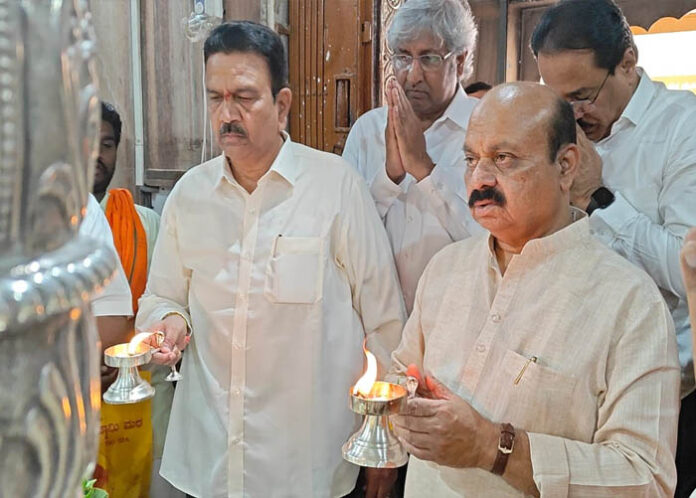 Before submission of nomination papers, CM went to Siddharudh Mutt and offered pooja