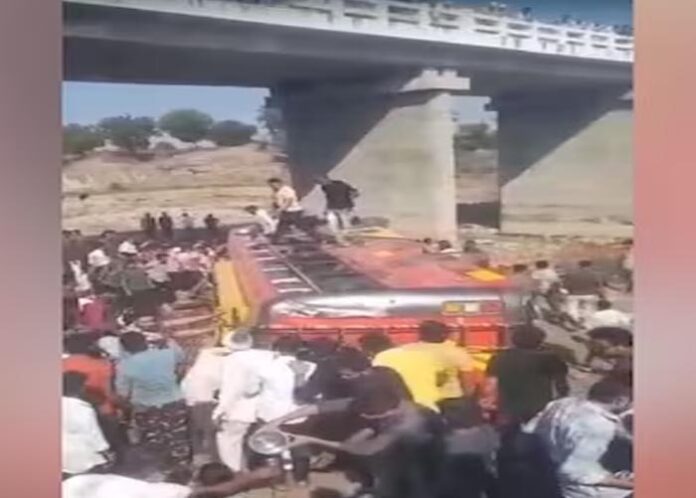 Bus fell 50 feet from bridge, 14 people died