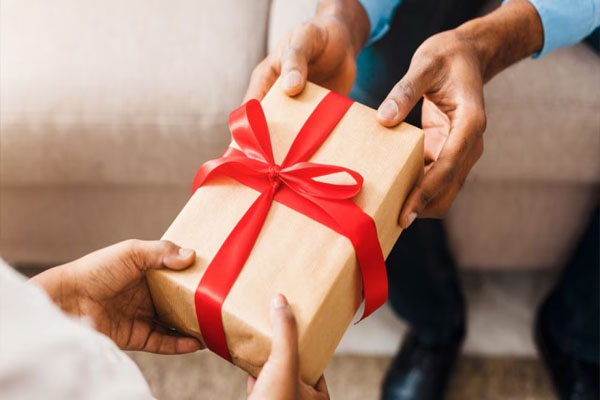 Relationship | ಮದುವೆ ಫಿಕ್ಸ್ ಆದ್ಮೇಲೆ ಮೊದಲ ಭೇಟಿ: ನಿಮ್ಮ ಹುಡುಗಿಗೆ ಈ ಗಿಫ್ಟ್ಸ್ ತಗೊಂಡ್ ಹೋಗಿ