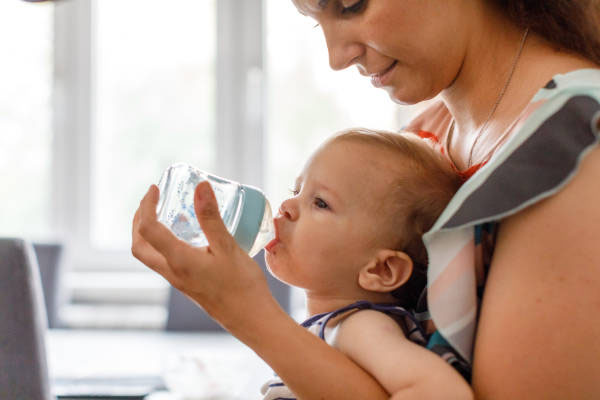 Parenting Tips | ಎಷ್ಟು ತಿಂಗಳಿನಿಂದ ಮಕ್ಕಳಿಗೆ ನೀರು ಕುಡಿಸೋಕೆ ಶುರು ಮಾಡ್ಬೇಕು?