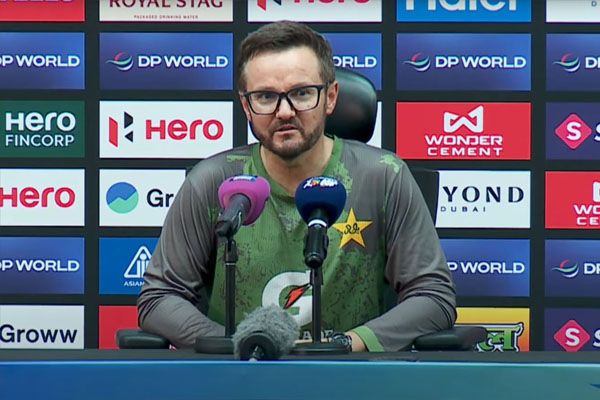 ಸೋಲಿನಿಂದ ಬಳಲಿ ಬೆಂಡಾದ ‘ಪಾಕ್’ ಪಾಳಯ: ಡ್ರೆಸ್ಸಿಂಗ್ ರೂಂ ಸ್ಥಿತಿ ಬಿಚ್ಚಿಟ್ಟ ಕೋಚ್ ಮೈಕ್ ಹೆಸ್ಸನ್