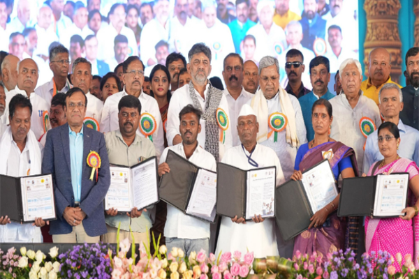 ಕಾಂಗ್ರೆಸ್‌ ಸರ್ಕಾರದ 1000 ದಿನಗಳ ಸಂಭ್ರಮ: 1 ಲಕ್ಷ ಕುಟುಂಬಗಳಿಗೆ ಸಿದ್ದರಾಮಯ್ಯರಿಂದ ‘ಭೂ ಗ್ಯಾರಂಟಿ’ ಉಡುಗೊರೆ!