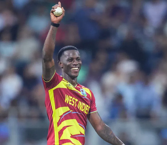 ಬೌಲಿಂಗ್‌ನಲ್ಲೂ ಹೀರೋ, ಫೀಲ್ಡಿಂಗ್‌ನಲ್ಲೂ ಸ್ಟಾರ್: ವಿಶ್ವ ದಾಖಲೆ ಬರೆದ ವೆಸ್ಟ್ ಇಂಡೀಸ್‌ ವೇಗಿ