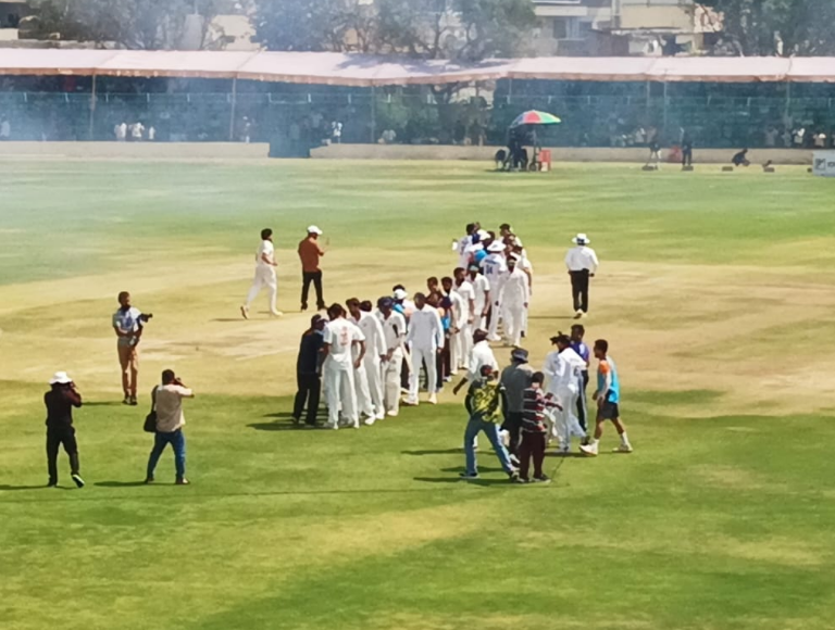 ರಣಜಿ ಕ್ರಿಕೆಟ್‌ನಲ್ಲಿ ಐತಿಹಾಸಿಕ ಜಯ: ಕರ್ನಾಟಕದ ವಿರುದ್ಧ ಮೊದಲ ಇನ್ನಿಂಗ್ಸ್ ಲೀಡ್ ಪಡೆದ ಜಮ್ಮು-ಕಾಶ್ಮೀರಕ್ಕೆ ಗೆಲುವಿನ ಮಾಲೆ!