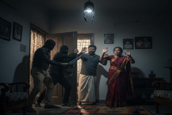 SHOCKING | ಪೊಲೀಸ್‌ ಯುನಿಫಾರ್ಮ್‌ ತೊಟ್ಟು ಮನೆ ದರೋಡೆ ಮಾಡಿದ ಖದೀಮರು!