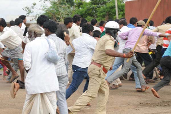 ರೈತ ಹೋರಾಟಗಾರರ ಮೇಲೆ ಪೊಲೀಸರಿಂದ ಲಾಠಿಚಾರ್ಜ್‌: ಶೃಂಗೇರಿ, ಕೊಪ್ಪ ಸ್ತಬ್ಧ!