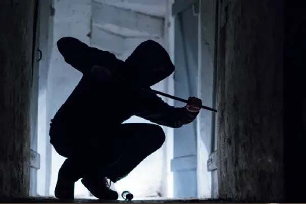 ಗಟ್ಟಿಯಾಗಿದ್ದ ಮನೆ ಬೀಗ ಮುರಿದು ಅರ್ಧ ಕೆಜಿ ಚಿನ್ನ ಕದ್ದು ಎಸ್ಕೇಪ್‌ ಆದ ಕಳ್ಳರು