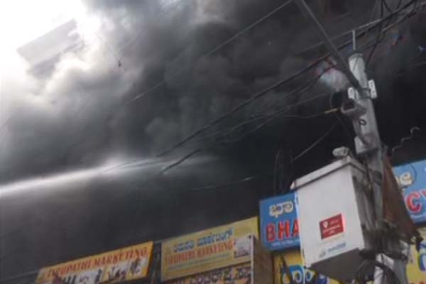 ಚಿಕ್ಕಪೇಟೆ ಮೆಟ್ರೋ ಸ್ಟೇಷನ್‌ ಬಳಿ ಅಗ್ನಿ ಅವಘಡ: 20 ಅಂಗಡಿಗಳಿದ್ದ ಬಿಲ್ಡಿಂಗ್‌ಗೆ ಬೆಂಕಿ