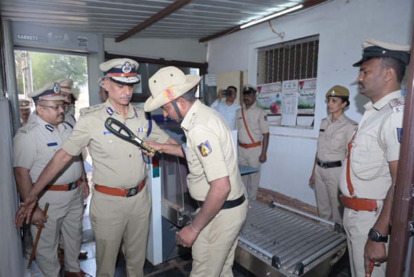 ಧಾರವಾಡ ಕಾರಾಗೃಹಕ್ಕೆ ಡಿಜಿಪಿ ಅಲೋಕ್ ಕುಮಾರ್ ಭೇಟಿ, ಅಧಿಕಾರಿಗಳಿಗೆ ಎಚ್ಚರಿಕೆ