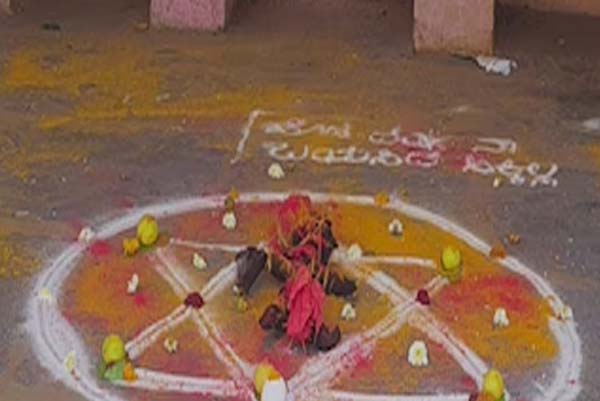 ರಾಜಾರೋಷವಾಗಿ ಬಸ್‌ಸ್ಟಾಂಡ್‌ನ ಎದುರೇ ವಾಮಾಚಾರ? ಬೆಚ್ಚಿಬಿದ್ದ ಗದಗದ ಜನ!