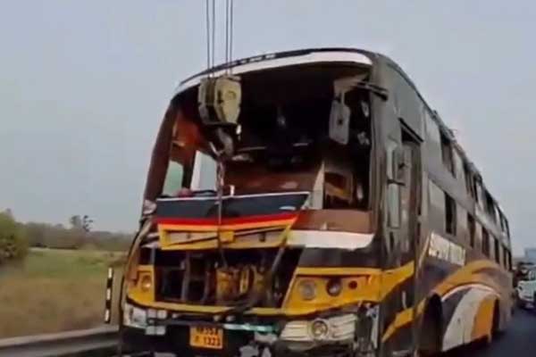 ಲಕ್ನೋದಲ್ಲಿ ಭೀಕರ ಅಪಘಾತ: ಡಬಲ್ ಡೆಕ್ಕರ್ ಬಸ್ ಪಲ್ಟಿಯಾಗಿ ಐವರು ಸಾ*ವು