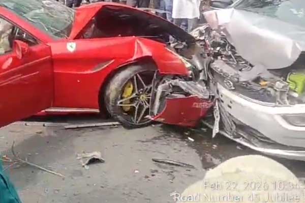 ನಟ ಬಾಲಕೃಷ್ಣ ಮನೆ ಮುಂದೆ ಭೀಕರ ಅಪಘಾತ: ವಿದ್ಯುತ್ ಕಂಬಕ್ಕೆ ಡಿಕ್ಕಿ ಹೊಡೆದ ಕಾರು!