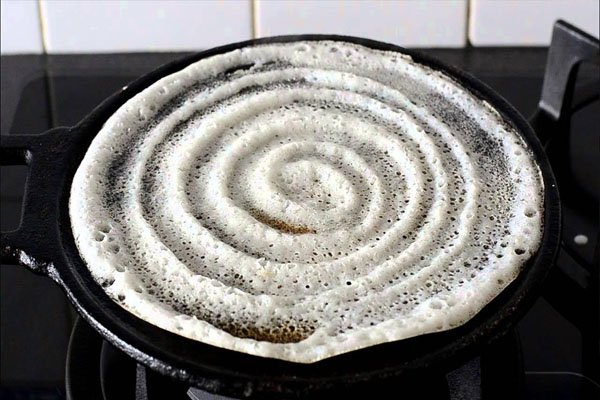 Kitchen Tips | ದೋಸೆ ಹಾಕೋ ಮುಂಚೆ ಬಿಸಿ ತವಾದ ಮೇಲೆ ನೀರು ಸಿಂಪಡಿಸೋದು ಯಾಕೆ? ಇದರ ಹಿಂದಿದೆ ಸೀಕ್ರೆಟ್