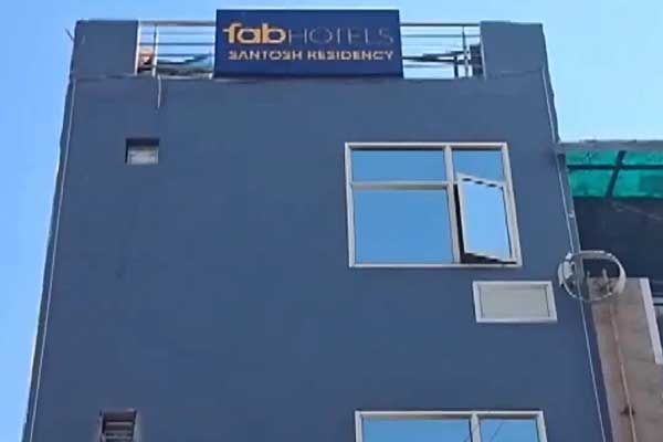 ಯವಕನ ಜೊತೆ ಹೊಟೇಲ್ ರೂಮ್ ಹೋದ ಯುವತಿ ದಿಢೀರ್ 4ನೇ ಮಹಡಿಯಿಂದ ಜಂಪ್!