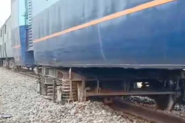 ಬಿಡದಿ ಬಳಿ ಹಳಿ ತಪ್ಪಿದ ಗೂಡ್ಸ್ ರೈಲು: ಬೆಂಗಳೂರು-ಮೈಸೂರು ರೈಲ್ವೆ ಸಂಚಾರದಲ್ಲಿ ವ್ಯತ್ಯಯ!