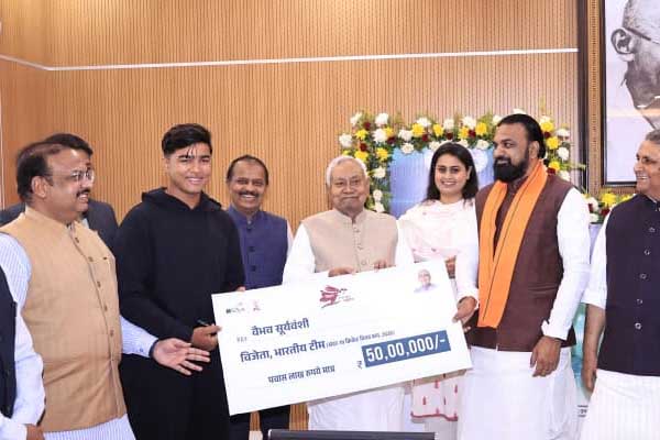 ವೈಭವ್ ಸೂರ್ಯವಂಶಿಗೆ ಬಂಪರ್: 50 ಲಕ್ಷ ನೀಡಿ ಸನ್ಮಾನಿಸಿದ ಬಿಹಾರ ಸಿಎಂ ನಿತೀಶ್ ಕುಮಾರ್!