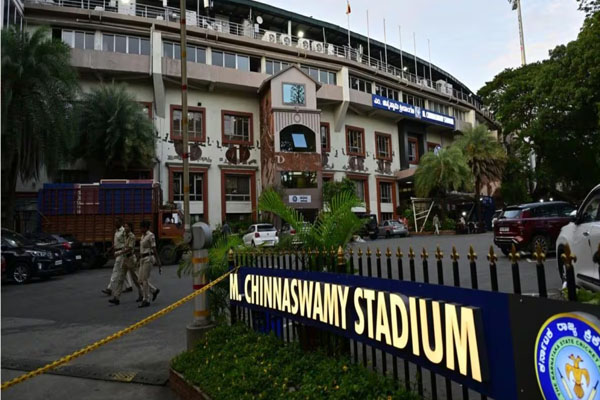 ಚಿನ್ನಸ್ವಾಮಿ ಸ್ಟೇಡಿಯಂನಲ್ಲಿ ಕಳ್ಳರ ಕೈಚಳಕ: 15ಕ್ಕೂ ಹೆಚ್ಚು ಫೋನ್ ಎಗರಿಸಿದ ಖದೀಮರು, ಫ್ಯಾನ್ಸ್ ಶಾಕ್