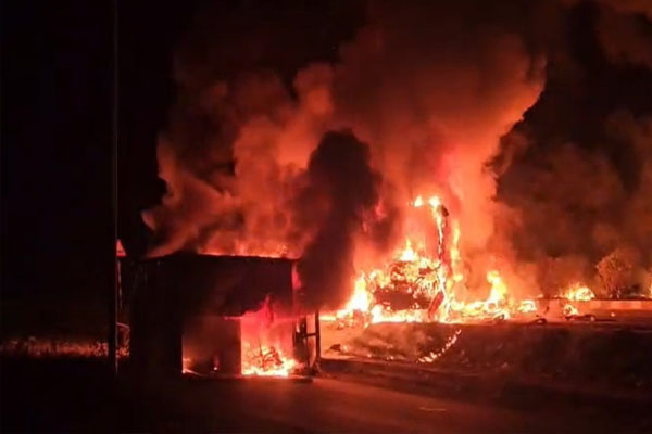 ಹೊಸಕೋಟೆ ಬಳಿ ಭೀಕರ ಅಪಘಾತ: ಕಾರು–ಕಂಟೇನರ್ ಬೆಂಕಿಗಾಹುತಿ, ಮೂವರಿಗೆ ಗಂಭೀರ ಗಾಯ