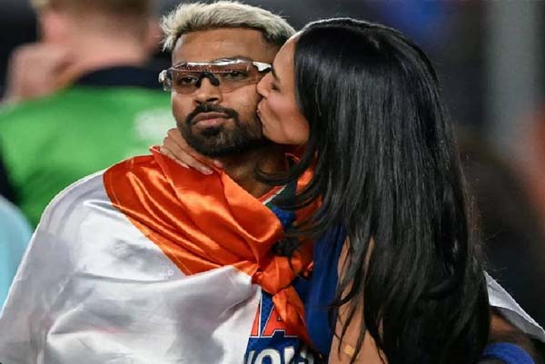 ಕ್ರಿಕೆಟಿಗ ಹಾರ್ದಿಕ್‌ ಪಾಂಡ್ಯ ವಿರುದ್ಧ ದೂರು ದಾಖಲು: ರಾಷ್ಟ್ರಧ್ವಜ ಸುತ್ತಿಕೊಂಡು ಅಶ್ಲೀಲ ವರ್ತನೆ?