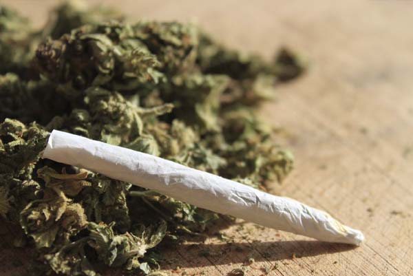 ಘಾಟು ವಾಸನೆಯಿಂದ ಕಂಡುಹಿಡಿದ್ರು! ರಸ್ತೆಯಲ್ಲಿ ಗಾಂಜಾ ಸೇದಿದ್ದ ವ್ಯಕ್ತಿ ಅರೆಸ್ಟ್‌