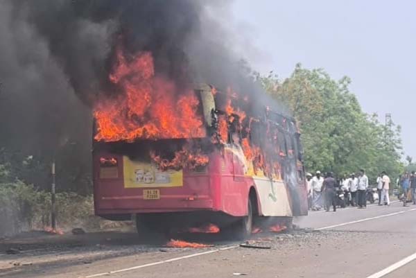 ಭೀಕರ ಅಪಘಾತಕ್ಕೆ ಧಗಧಗ ಹೊತ್ತಿ ಉರಿದ ಬಸ್: ಬೈಕ್ ಸವಾರ ಸಜೀವ ದಹನ
