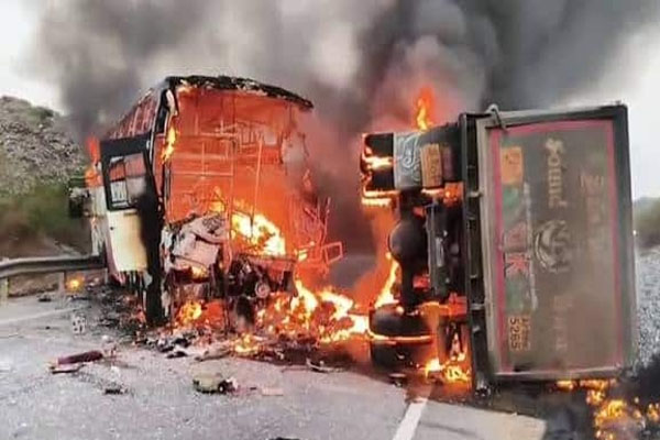 ಬಸ್‌-ಟಿಪ್ಪರ್ ನಡುವೆ ಡಿಕ್ಕಿ: 12 ಮಂದಿ ಸಜೀವ ದಹನ, ಸುಟ್ಟು ಬೂದಿಯಾದ ಖಾಸಗಿ ಬಸ್