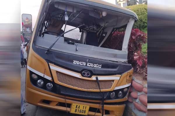 ಮದ್ದೂರಿನಲ್ಲಿ ಶಾಲಾ ವಾಹನಕ್ಕೆ ಬಸ್ ಡಿಕ್ಕಿ: 16 ವಿದ್ಯಾರ್ಥಿಗಳು ಸಹಿತ 40 ಮಂದಿಗೆ ಗಾಯ