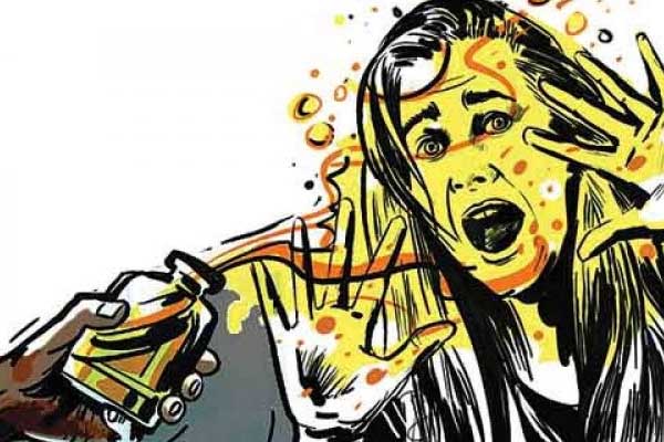 ಕೌಟುಂಬಿಕ ಕಲಹ: ಪತ್ನಿ, ಮಗಳು ಸಹಿತ ಐವರ ಮೇಲೆ ಆ್ಯಸಿಡ್ ದಾಳಿ ನಡೆಸಿ ಆರೋಪಿ ಪರಾರಿ!