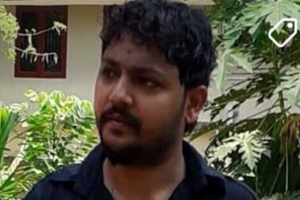 SHOCKING | ರಸ್ತೆ ಬದಿಯ ವಿದ್ಯುತ್ ಕಂಬಕ್ಕೆ ಬೈಕ್ ಡಿಕ್ಕಿ: ವಿದ್ಯುತ್ ಮೀಟರ್ ರೀಡರ್ ಸಾವು