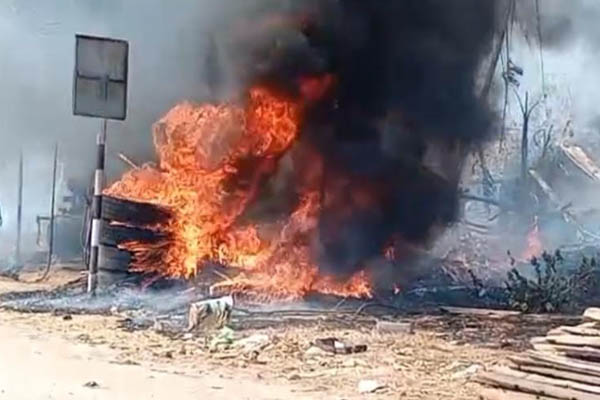 ಟ್ರಾನ್ಸ್‌ಫಾರ್ಮರ್ ನಿಂದ ಸಿಡಿದ ಬೆಂಕಿಯ ಕಿಡಿಗೆ ಹೊತ್ತಿ ಉರಿದ ಟಯರ್ ಅಂಗಡಿ!