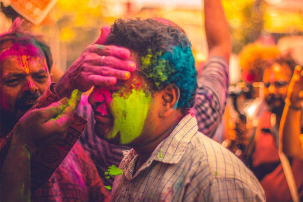 Holi | ಹೋಳಿ ಆಡೋವಾಗ ಕಲರ್ ಕಣ್ಣಿಗೆ ಬಿದ್ರೆ ಫಟಾಫಟ್ ಅಂತ ಈ ಕೆಲಸ ಮಾಡಿ ಸಾಕು!
