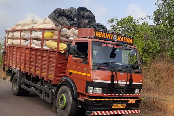 ಅಂಕೋಲಾದಲ್ಲಿ ಪಡಿತರ ಅಕ್ಕಿ ಅಕ್ರಮವಾಗಿ ಸಾಗಿಸುತ್ತಿದ್ದ ಲಾರಿಯ ಮೇಲೆ ಪೊಲೀಸರ ದಾಳಿ