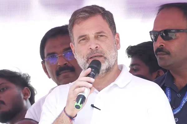 ಆದಿವಾಸಿಗಳೇ ದೇಶದ ನಿಜವಾದ ಮಾಲೀಕರು : ಸಮಾವೇಶದಲ್ಲಿ ಸಾಂಪ್ರದಾಯಿಕ ಶಿರಸ್ತ್ರಾಣ ಧರಿಸಿ ರಾಹುಲ್ ಭರವಸೆ!