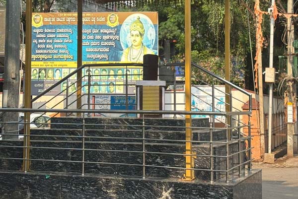 SHOCKING | ಮಹಾತ್ಮ ಗಾಂಧಿ ಸರ್ಕಲ್‌ನಲ್ಲಿ ಗಾಂಧೀಜಿಯ ಮೂರ್ತಿಯೇ ಗಾಯಬ್!‌ ಸೂಮೋಟೊ ಕೇಸ್‌ ದಾಖಲು