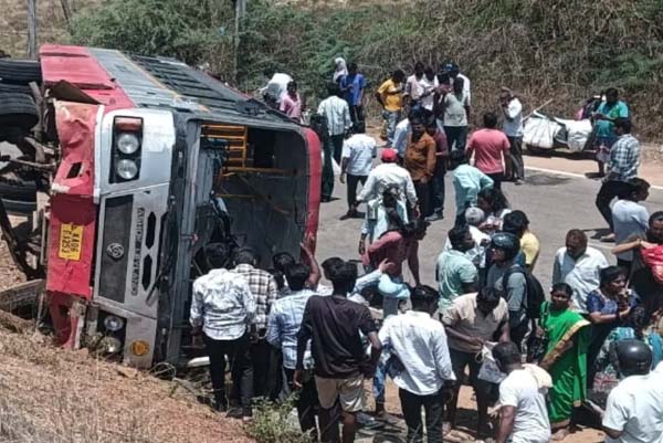 ಉರಿಬಿಸಿಲಿನಲ್ಲಿ ಪಲ್ಟಿಯಾಗಿ ಬಿದ್ದ ಕೆಎಸ್‌ಆರ್‌ಟಿಸಿ ಬಸ್‌: 40 ಪ್ರಯಾಣಿಕರು ಅದೃಷ್ಟವಶಾತ್‌ ಬಚಾವ್‌