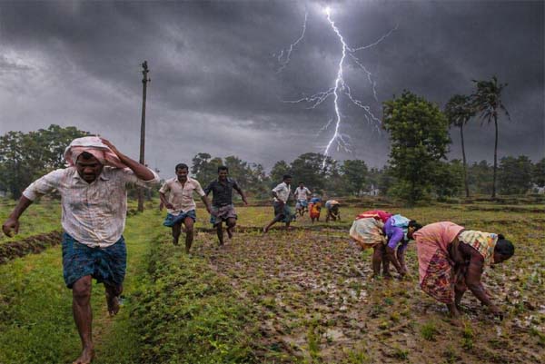 SAFETY | ಸಿಡಿಲಿನಿಂದ ನಿಮ್ಮನ್ನು ನೀವು ರಕ್ಷಿಸಿಕೊಳ್ಳೋದು ಹೇಗೆ? ಈ ರೀತಿ ಮಾಡಿ