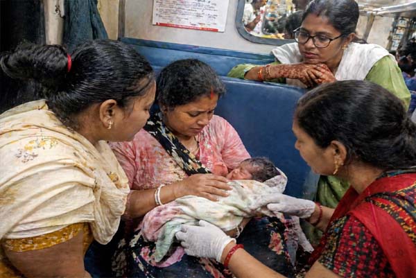 ವೈದ್ಯರಿಲ್ಲದೇ ಹೆರಿಗೆ ಮಾಡಿಸಿದ ಲೇಡೀಸ್‌! ಈ ಮಗುವಿನ ಬರ್ತ್‌ಪ್ಲೇಸ್‌ ಚಲಿಸುವ ರೈಲಂತೆ