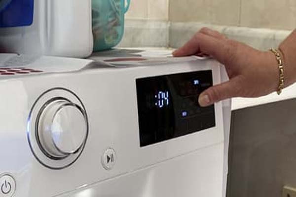 ವಾಶಿಂಗ್‌ ಮಶೀನ್‌ ಸ್ವಿಚ್‌ ಹಾಕುವಾಗ ಗೃಹಿಣಿ ಸಾವು, ಇದು ಕೊಲೆ ಎಂದು ಆರೋಪಿಸಿದ ಪೋಷಕರು