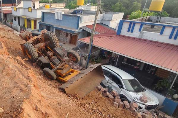 ಉಳ್ಳಾಲದಲ್ಲಿ ಭೀಕರ ದುರಂತ: ಏಕಾಏಕಿ ಕುಸಿದು ಬಿದ್ದ ಆವರಣ ಗೋಡೆ, ಉರುಳಿ ಬಿದ್ದ ಜೆಸಿಬಿ