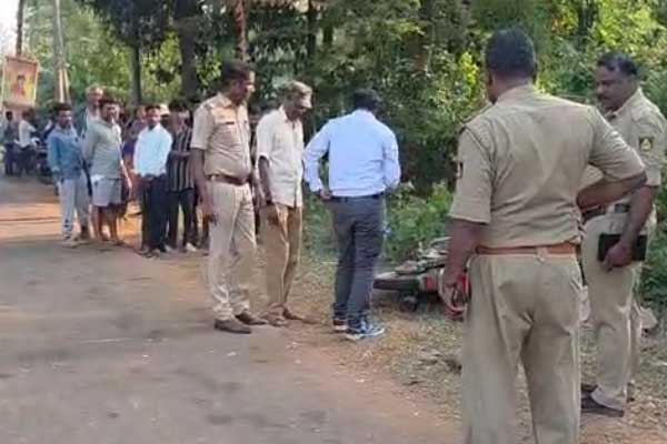 ಬನವಾಸಿಯಲ್ಲಿ ಭೀಕರ ಅಪಘಾತ: ಗೂಡ್ಸ್ ವಾಹನ ಡಿಕ್ಕಿ ಹೊಡೆದು ಬೈಕ್ ಸವಾರ ಸಾ*ವು