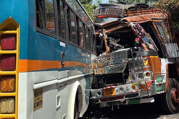 ಗುರುಪುರ ಹೆದ್ದಾರಿಯಲ್ಲಿ ಬಸ್-ಲಾರಿ ಮುಖಾಮುಖಿ ಡಿಕ್ಕಿ: ಚಾಲಕರಿಬ್ಬರಿಗೆ ಗಂಭೀರ ಗಾಯ