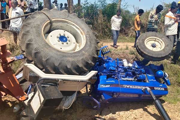 ಹಿರೇಬಾಗೇವಾಡಿಯಲ್ಲಿ ನಿಯಂತ್ರಣ ತಪ್ಪಿ ಟ್ರ್ಯಾಕ್ಟರ್ ಪಲ್ಟಿ: ಚಾಲಕ ಸ್ಥಳದಲ್ಲೇ ಸಾ*ವು