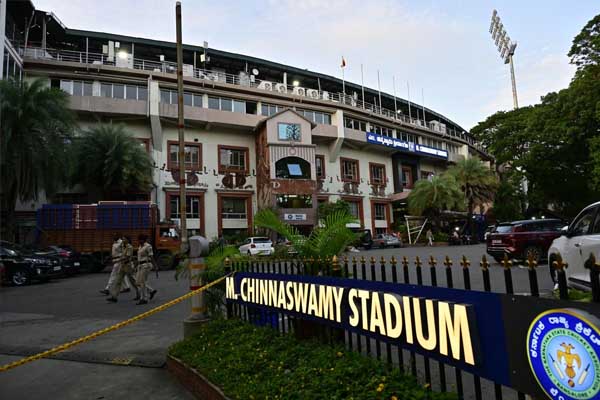 ಆರ್‌ಸಿಬಿ, ಸಿಎಸ್‌ಕೆ ಪಂದ್ಯಕ್ಕೂ ಮುನ್ನ ಬ್ಲ್ಯಾಕ್‌ ನಲ್ಲಿ ಟಿಕೆಟ್ ಮಾರಾಟ: ಏಳು ಜನರ ವಿರುದ್ಧ ಎಫ್‌ಐಆರ್ ದಾಖಲು!